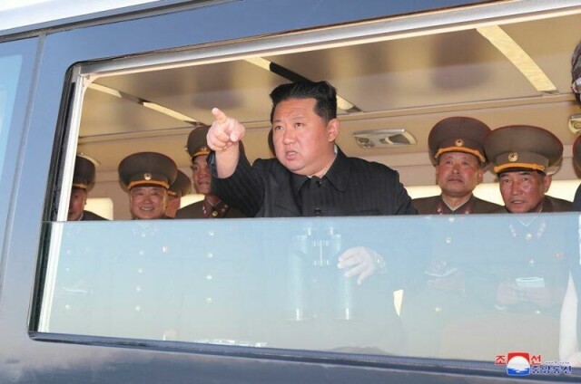 Nord-Koreas leder Kim Jong-un ser på testoppskyting av en ny type taktisk styrt våpen. Nå advares Trump-administrasjonen om fremtidige langdistansevåpen som har kapasitet til å trenge gjennom USAs forsvarsverk. (Nord-Koreas koreanske sentrale nyhetsbyrå, KCNA).