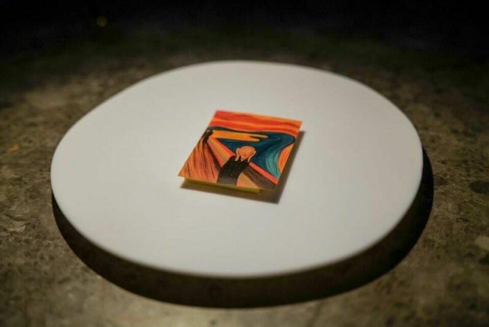 – Her får dere Skrik malt av den svenske kunstneren Edvard Munch, ler Rasmus Munk idet han serverer desserten. Han vet selvsagt at Munch er norsk, men elsker å spøke med nordmenn som kommer til restauranten. Når Munk ser et kunstverk, prøver han alltid å forestille seg hvordan det smaker. Derfor laget han en dessert av Skrik. Når man spiser den, forstår man meget godt hvordan kokken har tenkt. Vi avslører ikke mer. – Her får dere Skrik malt av den svenske kunstneren Edvard Munch, ler Rasmus Munk idet han serverer desserten. Han vet selvsagt at Munch er norsk, men elsker å spøke med nordmenn som kommer til restauranten. Når Munk ser et kunstverk, prøver han alltid å forestille seg hvordan det smaker. Derfor laget han en dessert av Skrik. Når man spiser den, forstår man meget godt hvordan kokken har tenkt. Vi avslører ikke mer. Foto: Helle Valebrokk / Kapital