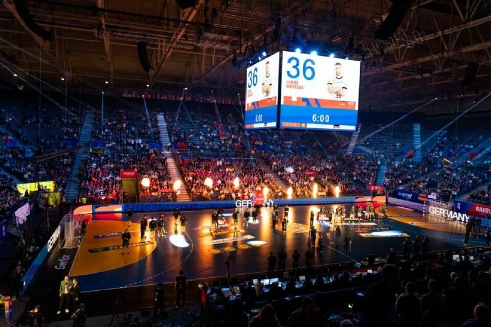 Lysshow før VM-kvartfinalen i håndball mellom Tyskland og Portugal i arenaen på Fornebu.