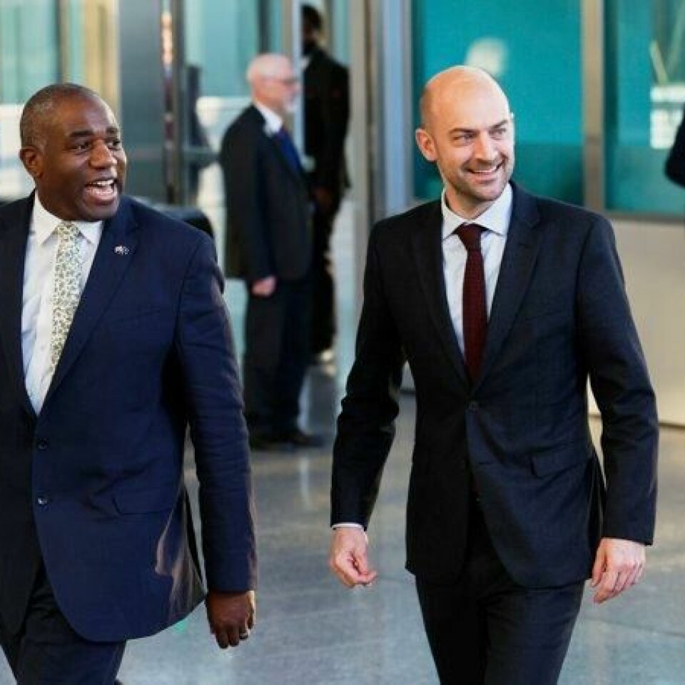 Britenes utenriksminister David Lammy sammen med den franske utenriksministeren Jean-Noël Barrot i Brussel fredag morgen.
