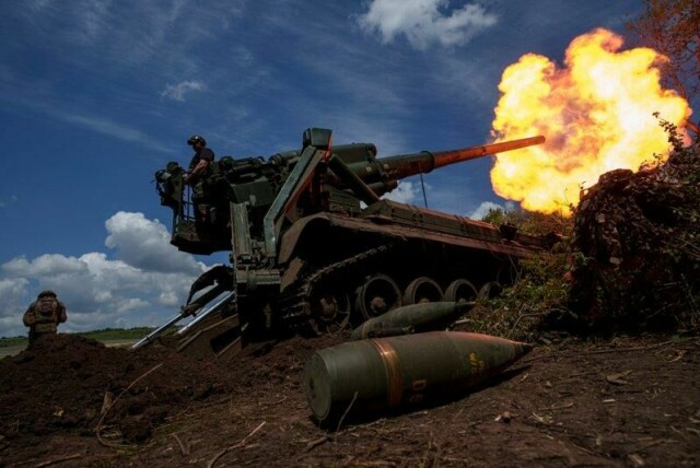 Ukrainske soldater fra 43. artilleribrigade skyter mot russiske stillinger ved frontlinjen i Donetsk-regionen, Ukraina. (AP Photo/Evgeniy Maloletka, Fil)