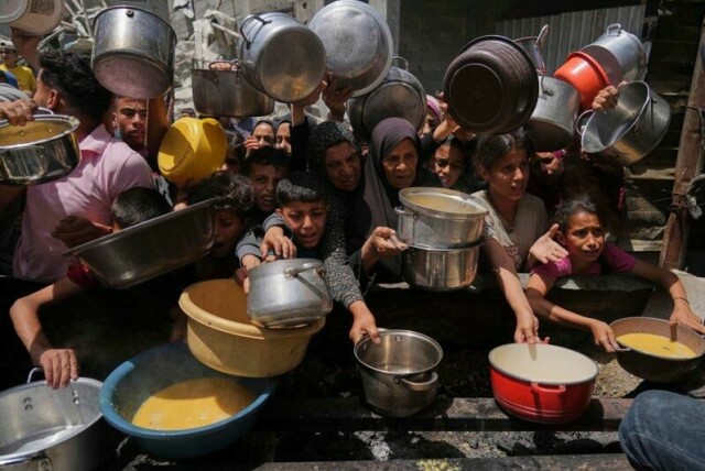 Palestinerne på Gazastripen trues av hungersnød, og mengden av nødhjelp som Israel har sluppet inn, er latterlig utilstrekkelig, sier Leger Uten Grenser.