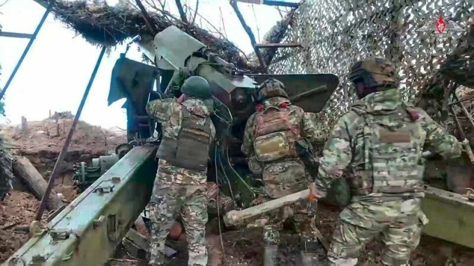 På dette bildet, hentet fra en video distribuert av det russiske forsvarsdepartementets pressetjeneste torsdag 15. mai 2025, forbereder russiske hærsoldater en 152 millimeter haubits Giatsint-B mot ukrainske stillinger inne på ukrainsk territorium. På dette bildet, hentet fra en video distribuert av det russiske forsvarsdepartementets pressetjeneste torsdag 15. mai 2025, forbereder russiske hærsoldater en 152 millimeter haubits Giatsint-B mot ukrainske stillinger inne på ukrainsk territorium. Foto: AP/NTB