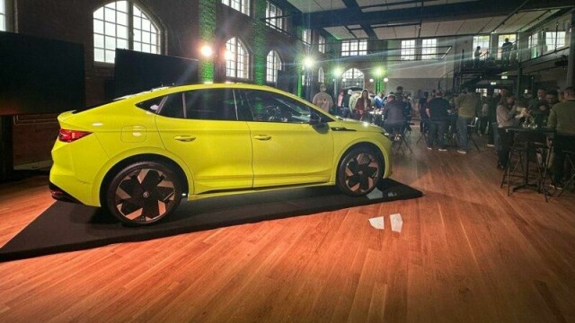 Skoda Enyaq Coupé RS lyser godt opp i Mamba Green. Til tross for den elegante coupé-fasongen rommer bagasjerommet hele 570 liter.