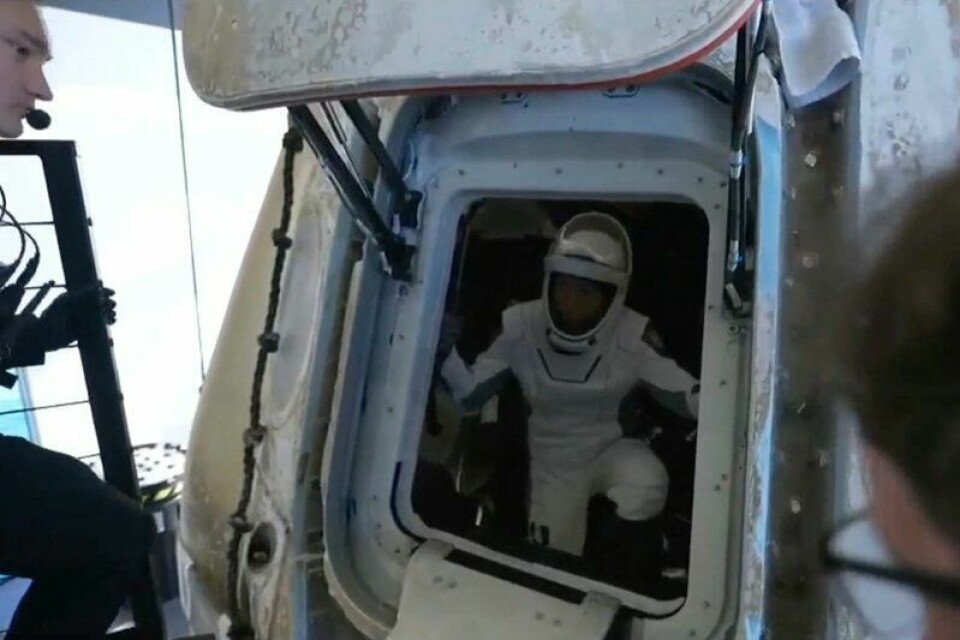 Norges første astronaut på vei ut av SpaceX-romkapselen Dragon2 etter endt tur med Fram 2-ekspedisjonen med 56 runder rundt jordkloden på tre og en halv dag. Norges første astronaut på vei ut av SpaceX-romkapselen Dragon2 etter endt tur med Fram 2-ekspedisjonen med 56 runder rundt jordkloden på tre og en halv dag. Foto: SpaceX/AP/NTB