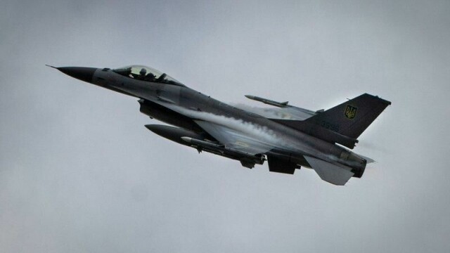 Et ukrainsk jagerfly på vingene over et ukjent sted i Ukraina i august i fjor. Illustrasjonsfoto.
