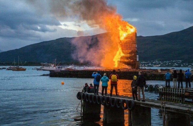 Slinningsbålet i Ålesund foregår innenfor bålforbudperioden, men er også antent med kommunens tillatelse på et sted der det vanskelig lar seg gjøre å starte en større brann.