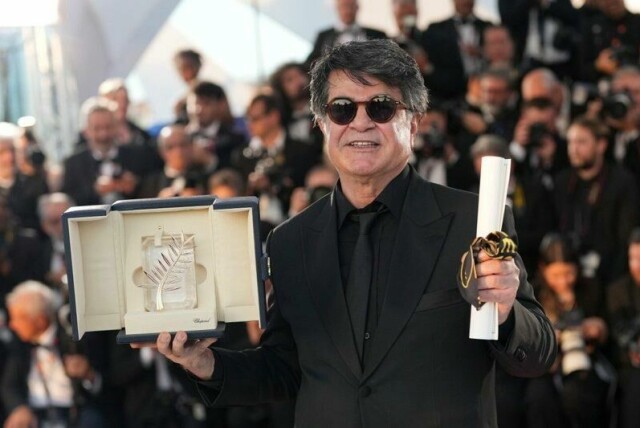 Regissør Jafar Panahi, vinner av Gullpalmen for filmen «It Was Just An Accident», på norsk «Det var bare et uhell», poserer for fotografer under prisutdelingen på den 78. internasjonale filmfestivalen i Cannes lørdag.