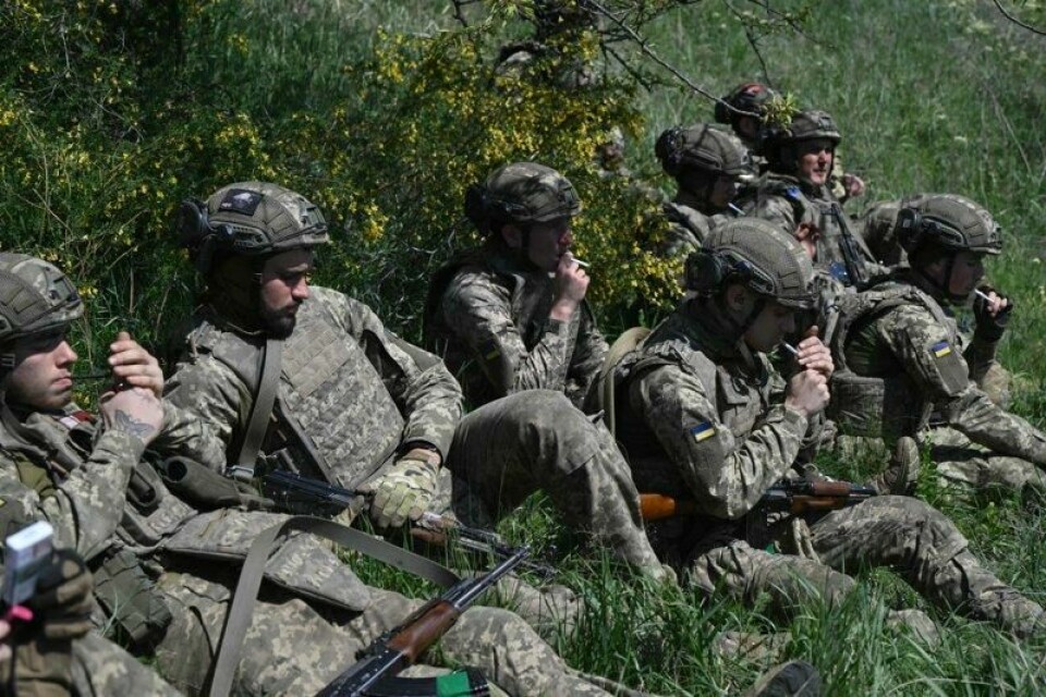 Unge medlemmer av den 28. separate mekaniserte brigaden, rekruttert under en ny modell for frivillig militærtjeneste «Kontrakt 18-24», tar en pause under en taktisk feltøvelse på et ikke oppgitt sted i Donetsk-regionen 1. mai 2025. Unge medlemmer av den 28. separate mekaniserte brigaden, rekruttert under en ny modell for frivillig militærtjeneste «Kontrakt 18-24», tar en pause under en taktisk feltøvelse på et ikke oppgitt sted i Donetsk-regionen 1. mai 2025. Foto: AFP/NTB