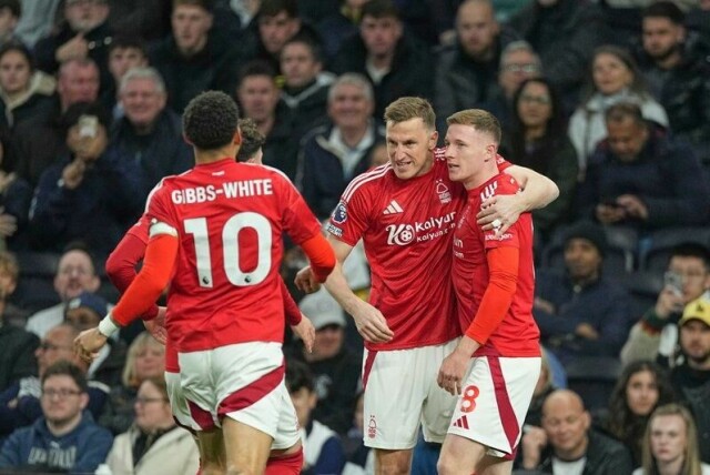 Nottingham Forest feirer etter scoringen til Elliot Anderson (til høyre).