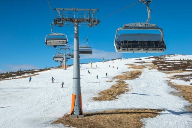 I årets påske er det lite snø i terrenget utenfor alpinløypene i Norefjell Skisenter.