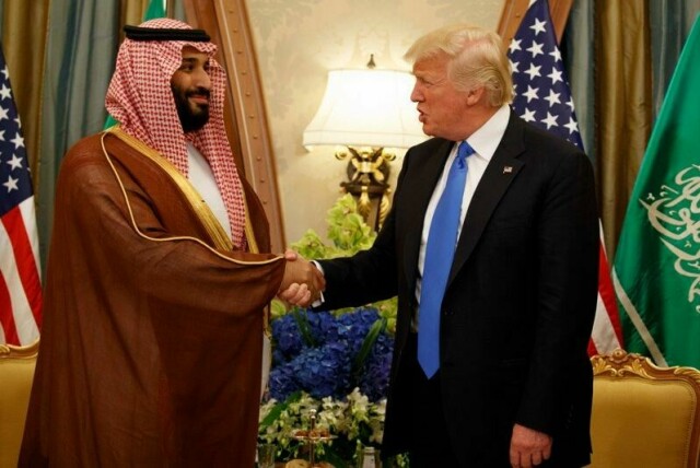 Saudi-Arabia var også det første landet Donald Trump besøkte i sin første periode som USAs president. Her blir han tatt imot av kronprins Mohammed bin Salman for åtte år siden – 20. mai 2017. Arkivfoto: Evan Vucci / AP / NTB