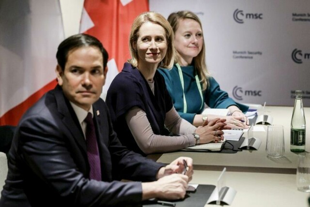 EU jobber med reserveløsninger om USA skulle komme til å trekke seg fra rollen som mekler mellom Russland og Ukraina, sier EUs utenrikssjef Kaja Kallas (i midten). I forgrunnen USAs utenriksminister Marco Rubio.