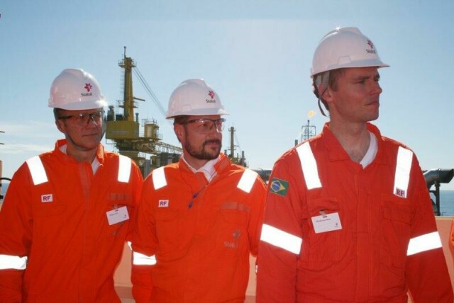 Statoils konsernsjef Helge Lund, kronprins Haakon og daværende olje- og energiminister Ola Borten Moe besøkte Statoils produksjonsskip på Peregrino-feltet i mai 2011. Kronprinsen sto for den formelle markeringen av at produksjonen på feltet nå er i gang.