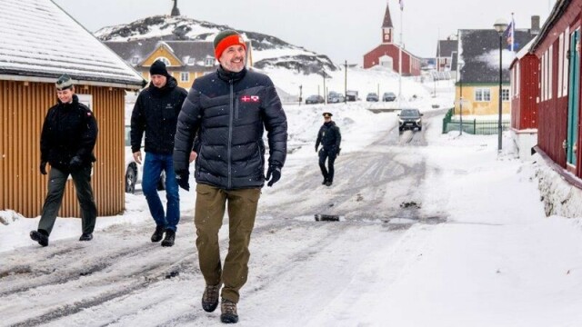 Danmarks kong Frederik spaserer gjennom Nuuk under et besøk på Grønland nylig.
