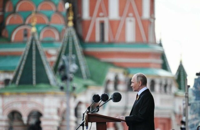 President Vladimir Putin holdt en tale ved starten av militærparaden i Moskva.