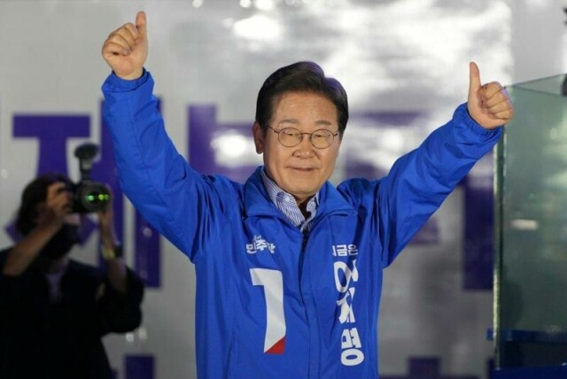 Lee Jae-myung på et valgmøte i Seoul mandag.