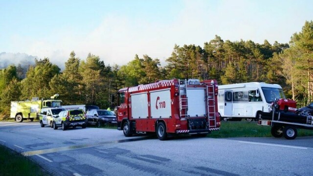 Elleve boliger er evakuert på Bømlo på grunn av en kraftig gressbrann. Brannmannskaper fra tre kommuner er på stedet, og to brannhelikoptre er på vei.