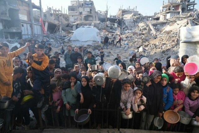 Palestinere venter på å få utdelt mat på et distribusjonssenter i Beit Lahiya nord på Gazastripen. Bildet er fra 16. mars, to dager før Israel brøt våpenhvilen. Israel har sperret nødhjelpsforsyningene til Gaza siden 2. mars, men en avtale om nye leveranser er ifølge nettstedet Axios på trappene.