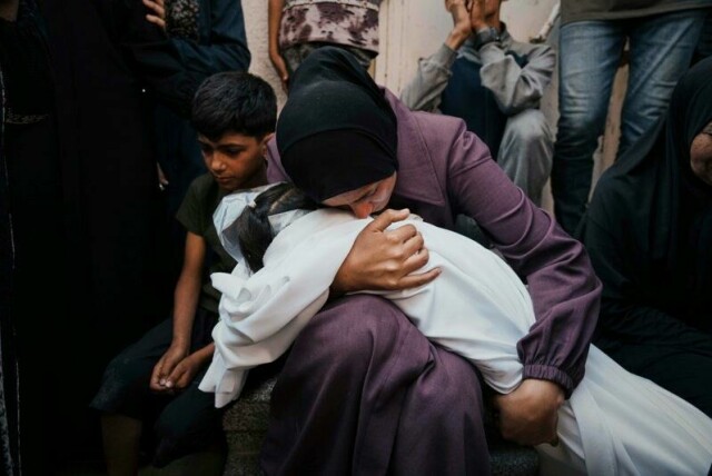 Tallet på drepte stiger time for time i Gaza. Her tar en kvinne farvel med den åtte år gamle datteren sin Mayar Abu Odeh som ble drept onsdag.