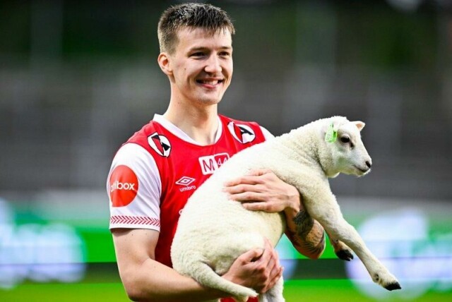 Axel Kryger mottok et lam som premie til banens beste etter eliteseriekampen i fotball mellom Bryne og Haugesund på Bryne stadion.