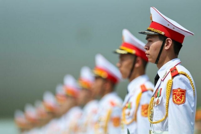 Kommuniststyret i Vietnam strammer til mot kriitiske ytringer i sosiale medier, ifølge menneskerettsorganisasjonen Human Rights Watch (HRW). Her står æresvakter oppstilt i forbindelse med et besøk fra Kinas president Xi Jinping tidligere i april.