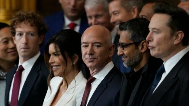 Tek-magnatene sto på fremste rad da Donald Trump ble innsatt som president i januar. F.v Mark Zuckerberg (Meta), Lauren Sanchez, Jeff Bezos (Amazon), Sundar Pichai (Google) og Elon Musk (X/Tesla).