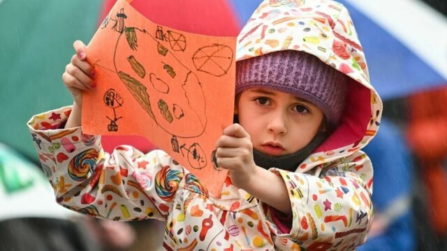 Verden er rammet av en menneskerettskrise, knyttet til både krig, klimakrise, ny teknologi og spredning av autoritære tendenser. Et barn deltar i en markering av Earth Day i Montreal i Canada lørdag.