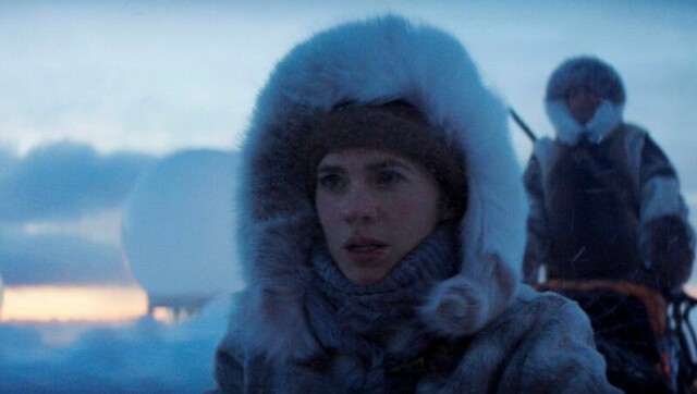 Hayley Atwell – som spiller Grace i «Mission: Impossible – Final Reckoning» – kjører hundespann gjennom satellittstasjonen på Platåfjellet på Svalbard.