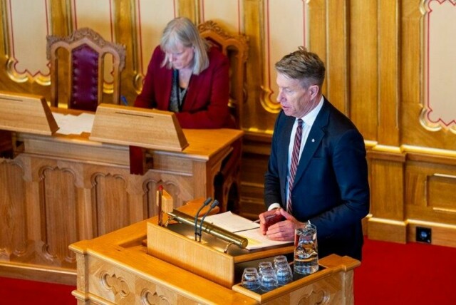 Energiminister Terje Aasland (Ap) garanterte havvindsatsingen fra stortingets talerstol, etter at statsrådskollega Stoltenberg sådde tvil om regjeringens standpunkt tirsdag.