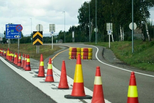 Rasteplassen langs E16 i Ullensaker blir nok en gang stengt etter gjentatte tilfeller av parkeringer langs motorveien. Rasteplassen blir brukt ulovlig av bilister som skulle plukke opp folk fra Oslo lufthavn.