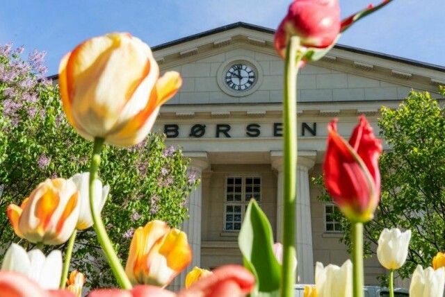 Hovedindeksen på Oslo Børs steg med marginale 0,18 prosent tirsdag. Equinor-aksjen gikk opp etter nyheten om at havvindprosjektet i USA har fått grønt lys, mens Salmar ble dagens taper etter å ha lagt fram dårlige tall for første kvartal.