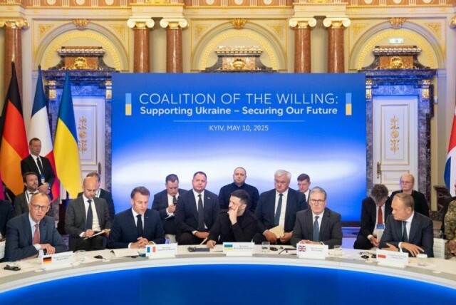 Fra venstre: Tysklands forbundskansler Friedrich Merz, Frankrikes president Emmanuel Macron, Ukrainas president Volodymyr Zelenskyj, Storbritannias statsminister Keir Starmer og Polens statsminister Donald Tusk på lørdagens møte i Kyiv.