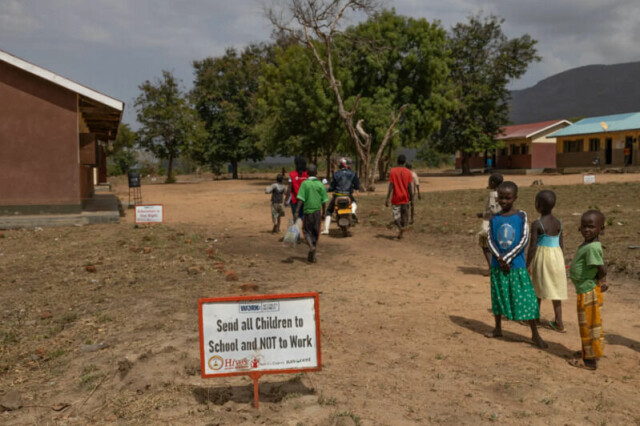 Uganda er ett av flere afrikanske land der det jevnlig avsløres misbruk av bistandspenger. Reklameskiltene for ulike lokale og nasjonale hjelpeorganisasjoner står overalt på landsbygda.