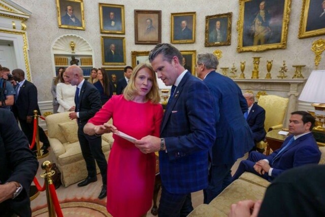 Norges USA-ambassadør Anniken Huitfeldt sammen USAs forsvarsminister Pete Hegseth i Det ovale kontor torsdag.