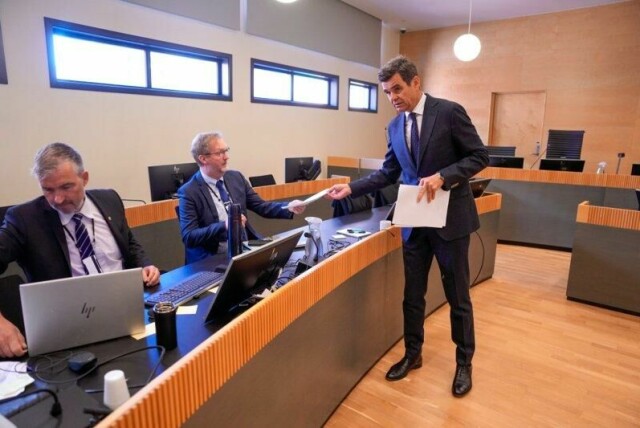 Anders Bessebergs forsvarer Fredrik Berg gikk til angrep på påtalemyndigheten i sin prosedyre i ankesaken i Borgarting lagmannsrett. Her ses Berg mens han deler ut en disposisjon til aktoratet.