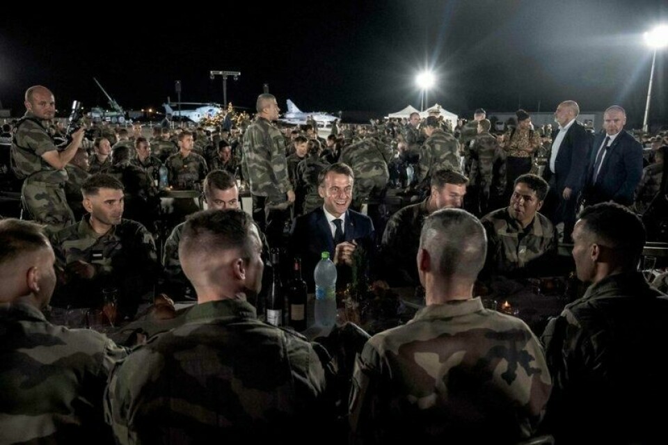 Frankrikes president Emmanuel Macron snakker med franske soldater under en julemiddag ved Air Base 188 i Djibouti, 20. desember 2024. (Trefenty Cooperation). (Foto: Nicolas MESSYASZ / POOL / AFP) Frankrikes president Emmanuel Macron snakker med franske soldater under en julemiddag ved Air Base 188 i Djibouti, 20. desember 2024. (Trefenty Cooperation). (Foto: Nicolas MESSYASZ / POOL / AFP) Foto: AFP/NTB