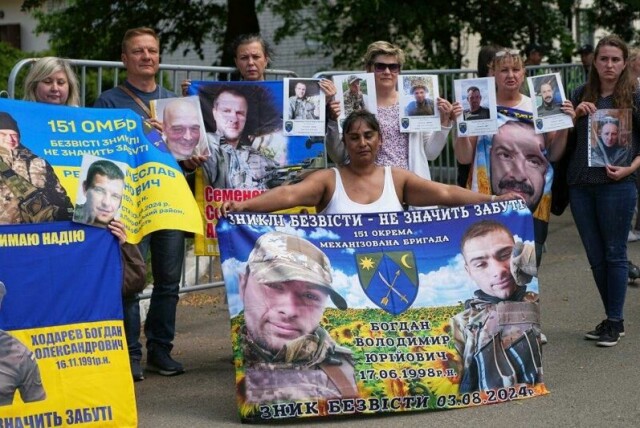 Ukraina hevder Russland har drept 268 ukrainske krigsfanger siden krigens start i 2022. Her holder familiemedlemmer til ukrainske krigsfanger plakater og bilder av soldater som holdes fanget av Russland i forkant av den forestående utvekslingen mellom de to landene.