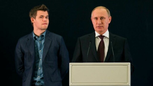 Vladimir Putin og Magnus Carlsen under medaljeseremonien i VM i sjakk i Sotsji i 2014