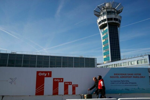 Det er ventet mange forsinkelser og innstillinger her på Orly, rett sør for Paris mandag.