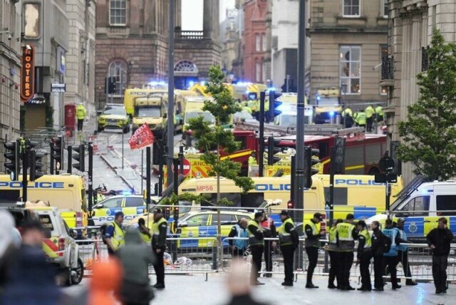 Politiet har sperret av store områder i Liverpool sentrum.