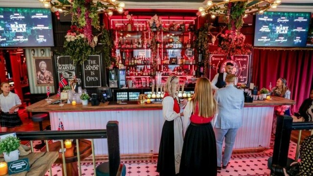 Det var ikke noe voldsomt rush ved baren da NTB besøkte utestedet Proud Mary rundt klokka 9.30 på 17. mai, men litt folk hadde møtt opp.