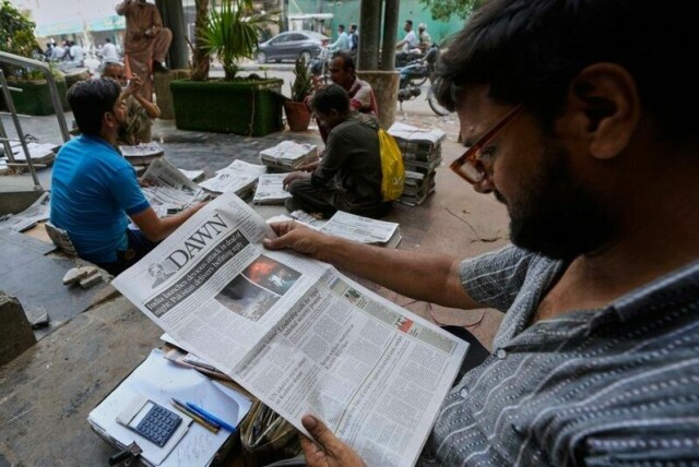 Pakistanere i Karachi leser morgenavisene med nyheter om de indiske angrepene.