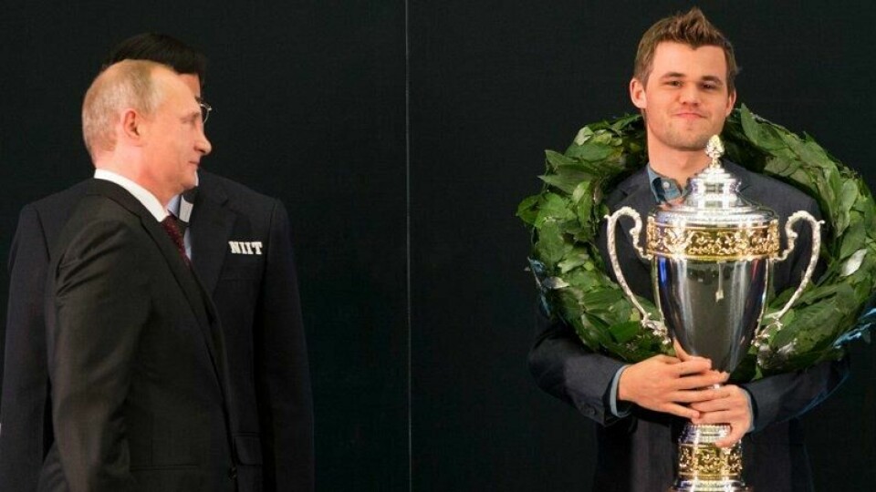 Vladimir Putin på vei til å gratulere Magnus Carlsen etter han vant VM i Sotsji i 2014. Vladimir Putin på vei til å gratulere Magnus Carlsen etter han vant VM i Sotsji i 2014. Foto: Berit Roald / NTB