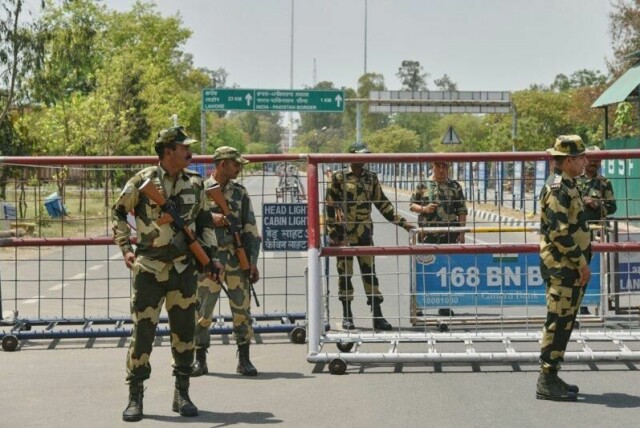Indiske grensevakter står vakt ved sperringen på veien som fører til Attari-Wagah-grensen på indisk side, nær Amritsar, torsdag.
