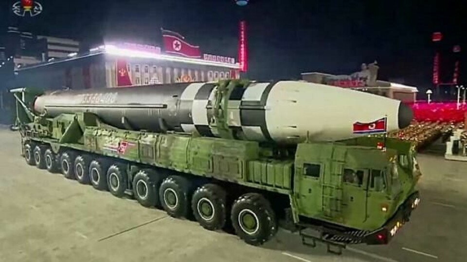 En nyutviklet atomrakett vises fram under en militærparade i Nord-Korea i 2021. En nyutviklet atomrakett vises fram under en militærparade i Nord-Korea i 2021. Foto: NTB