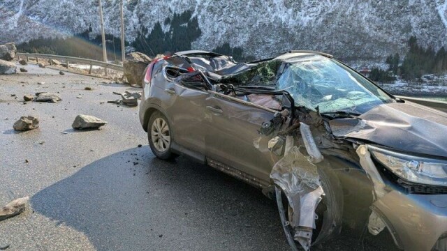 En bil truffet av steinraset på E10 i Vågan i Nordland onsdag.