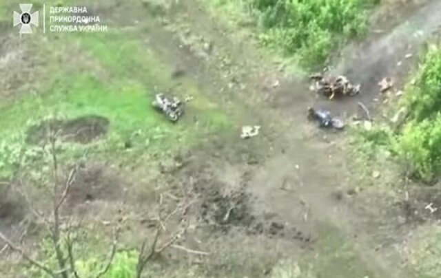 Ødelagt russisk utstyr og drepte soldater i kamp. Russerne benytter i økende grad motorsykler i forsøk på å storme ukrainske posisjoner, men de er også sårbare for droneangrep. Arkivfoto: Ukrainas statsgrensevakttjeneste