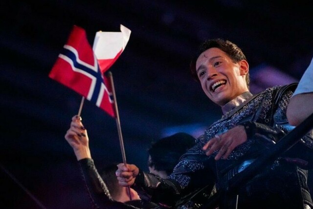 Kyle Alessandro feirer etter å ha gått videre fra den første semifinalen til finalen i den 69. Eurovision Song Contest i Basel, Sveits, tirsdag.