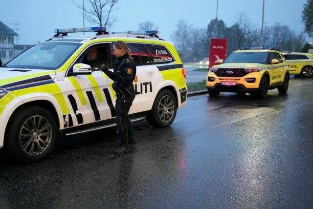 Politiet er på plass etter et masseslagsmål ved Bjerke travbane i Oslo.